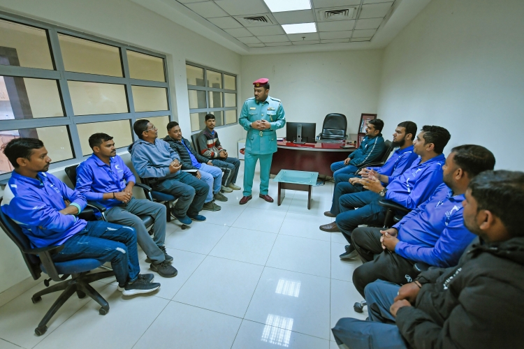 شرطة عجمان تعزز الوعي المروري لسائقي دراجات بريد الإمارات