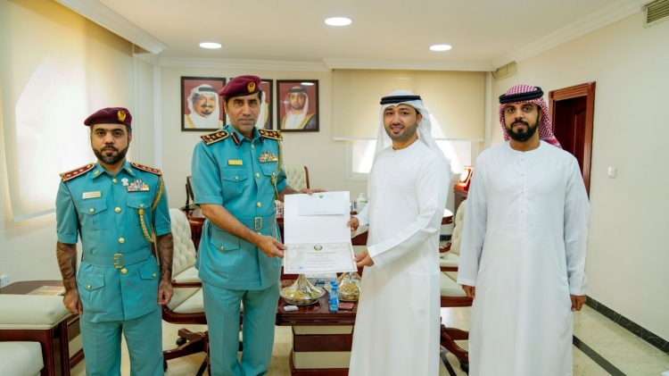 شرطة عجمان تكرم موظف من إدارة تقييم أداء العاملين بوزارة الداخلية