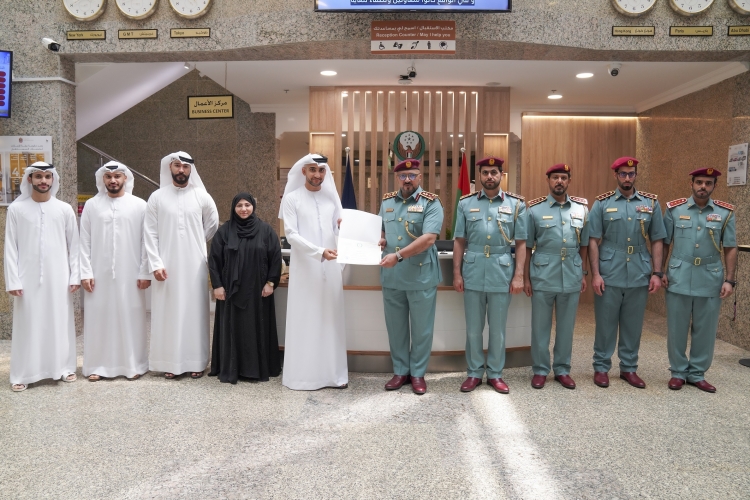 مدير عام العمليات الشرطية بشرطة عجمان يكرم الشركاء والموظفين والمتعاملين المتميزين في مركز شرطة النعيمية الشامل
