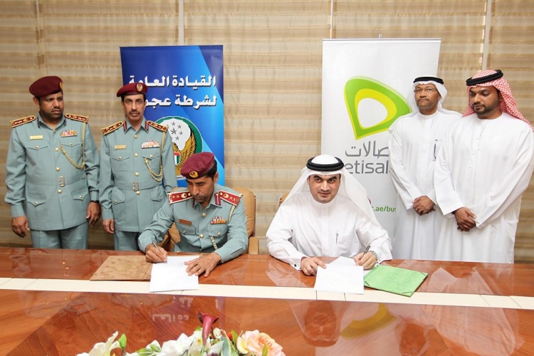 شرطة عجمان توقيع مذكرة تفاهم مع اتصالات