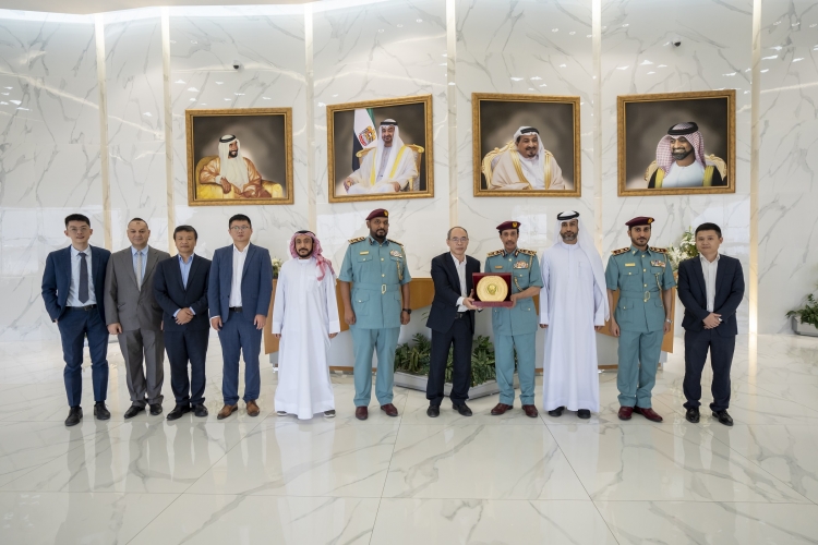 شرطة عجمان تبحث سبل تعزيز التعاون في المجالات الأمنية مع شركة هيكفيجن الصينية