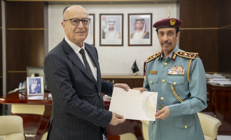 اللواء الشيخ سلطان النعيمي يكرّم السيد عباس صادق من فندق عجمان لمسيرته المتميزة