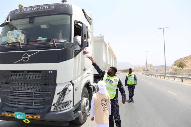 شرطة عجمان وفريق نبض الإمارات التطوعي ينفذان مبادرة &quot;شارع الوطن&quot; لدعم سائقي الشاحنات في مصفوت
