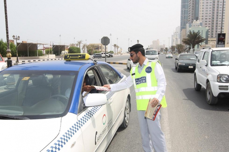 إدارة المرور والدوريات بشرطة عجمان تواصل حملة صيف بلاحوادث