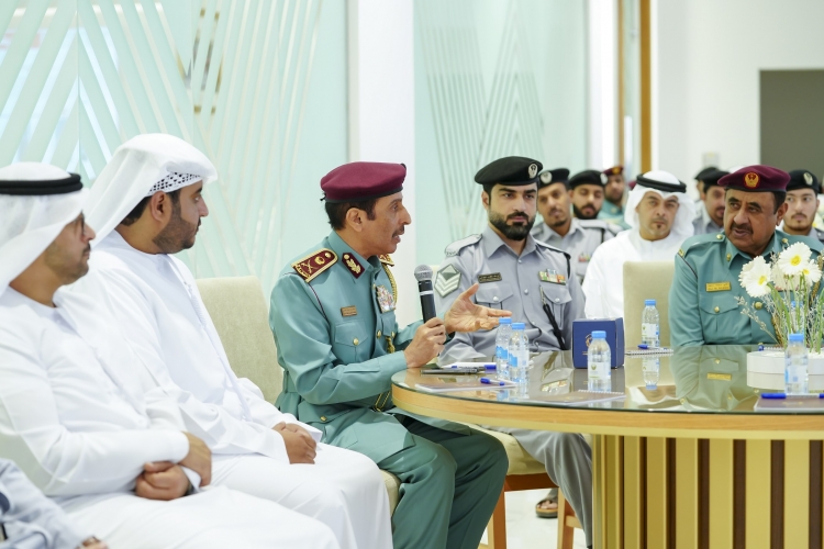 اللواء الشيخ سلطان بن عبد الله النعيمي يناقش مقترحات الموظفين وسبل تطوير العمل في مبادرة ساعة مع القائد