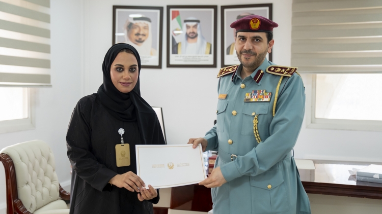مدير عام الموارد والخدمات المساندة بشرطة عجمان يكرّم موظفة لتخرجها من أكاديمية الذكاء الاصطناعي ضمن مبادرة &quot; مليون موهبة في الذكاء الاصطناعي &quot;