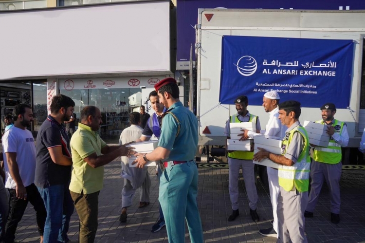 ‌شرطة عجمان والأنصاري للصرافة ينظمان مبادرة لتوزيع وجبات الإفطار