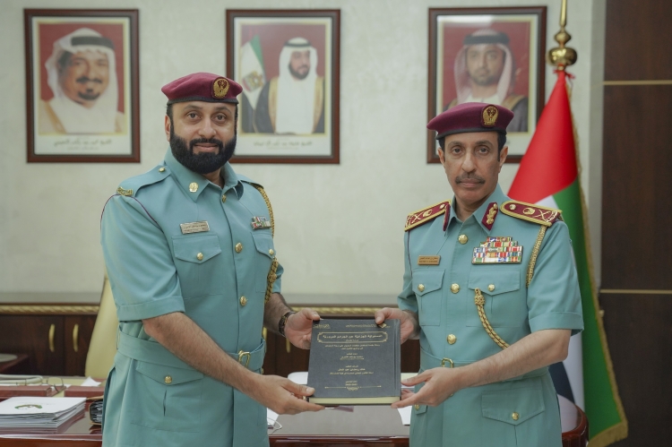 قائد عام شرطة عجمان يكرم موظف لتميزه في إتمام رسالة الماجستير في القانون العام