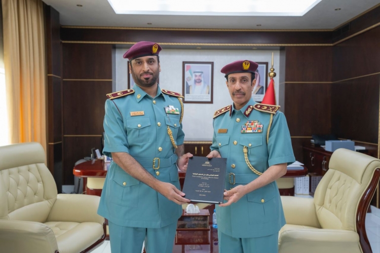 قائد عام شرطة عجمان يكرم ضابط لتميزه في إتمام رسالة الدكتوراه في القانون العام