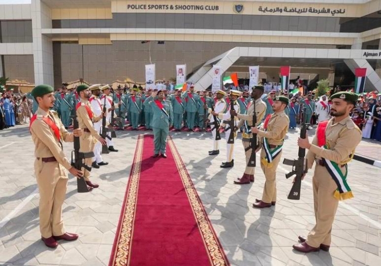 شرطة عجمان ترفع العلم عاليا احتفاءا بيوم العلم