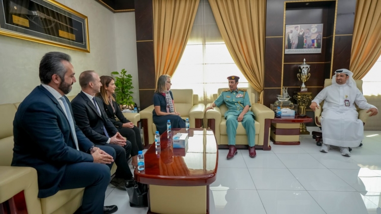 شرطة عجمان تبحث سبل تعزيز التعاون مع شركة لويس فويتون في مجال حماية الملكية الفكرية