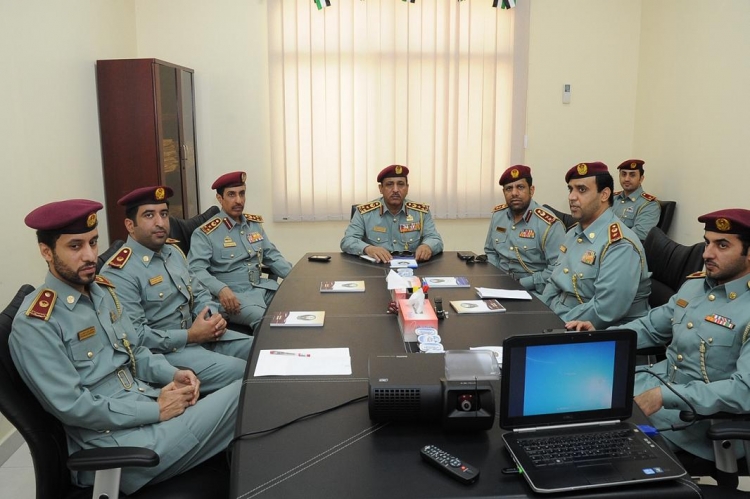 قائد عام شرطة عجمان يتفقد إدارة الإستراتيجية وتطوير الآداء