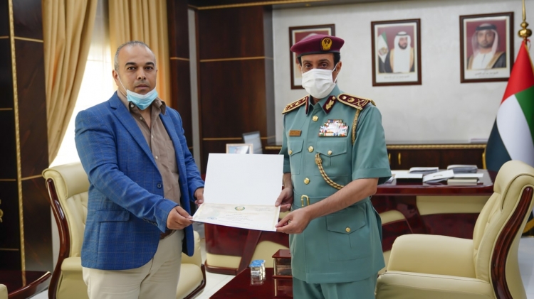 قائد عام شرطة عجمان يكرم متبرع بمبلغ 151 ألف لصالح نزلاء المؤسسة العقابية والإصلاحية