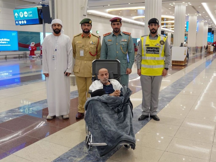 شرطة عجمان تلم شمل رجل خمسيني من أصحاب الهمم بعائلته بعد إعادته إلى موطنه