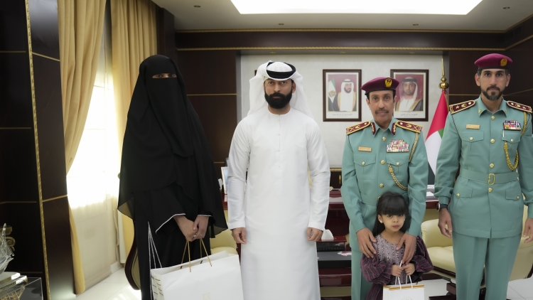 قائد عام شرطة عجمان يكرم الطفلة فاطمة المازمي لدعمها رجال الشرطة وفرق الإنقاذ أثناء حريق أبراج اللؤلؤة