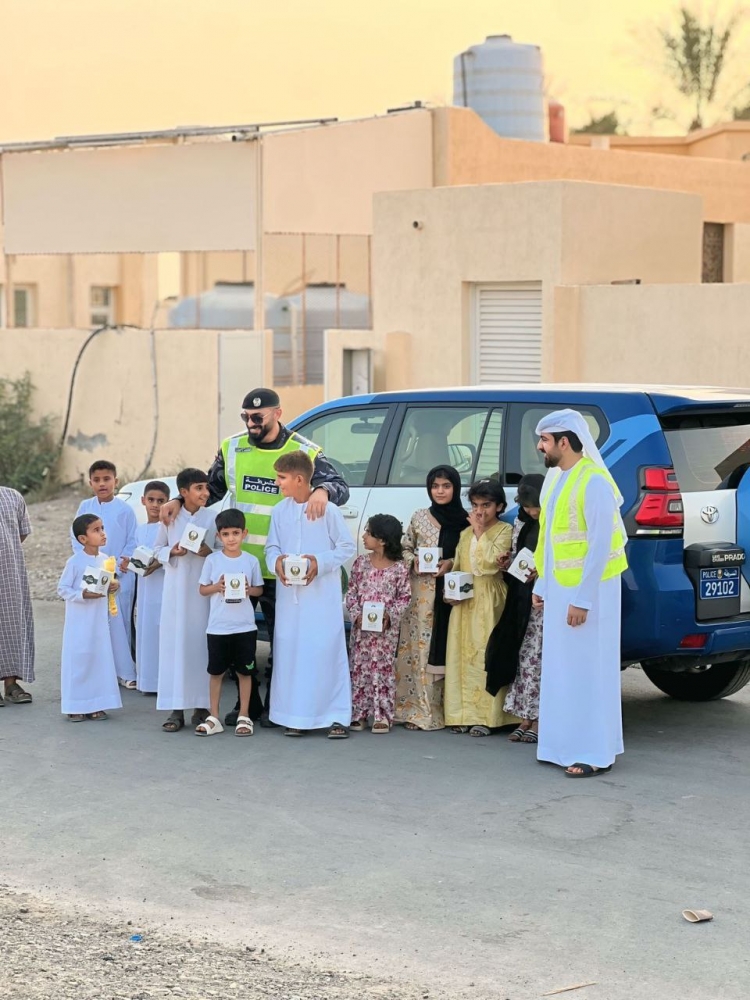 مركز شرطة المنامة الشامل يسعد الأطفال بعيدية عيد الأضحى