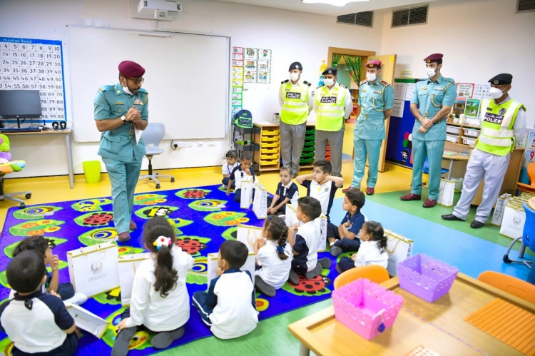 شرطة عجمان تحفز طلبة المدارس بالعام الدراسي الجديد