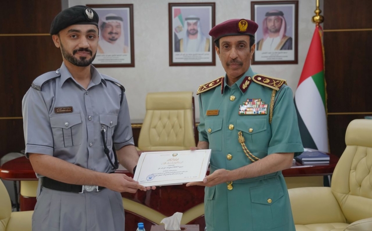 قائد عام شرطة عجمان يكرم الشرطي صلاح الذي قدم المساعدة للسيدة المصرية أم أنس