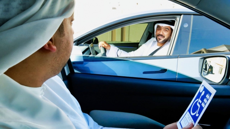 شرطة عجمان تعزز جودة حياة أصحاب الهمم بتقديم خدمة إصدار تصريح المواقف عبر التطبيق الذكي