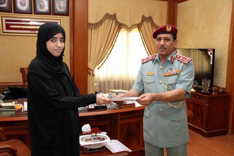 قائد عام شرطة عجمان يكرم موظفة لتعاونها الفعال مع إدارة التنسيق المروري بوزارة الداخلية
