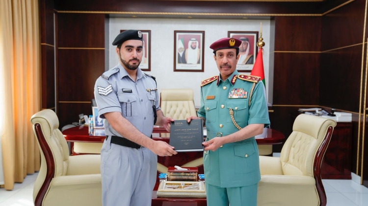 قائد عام شرطة عجمان يكرم موظف لتميزه في إتمام رسالة الماجستير في القانون العام