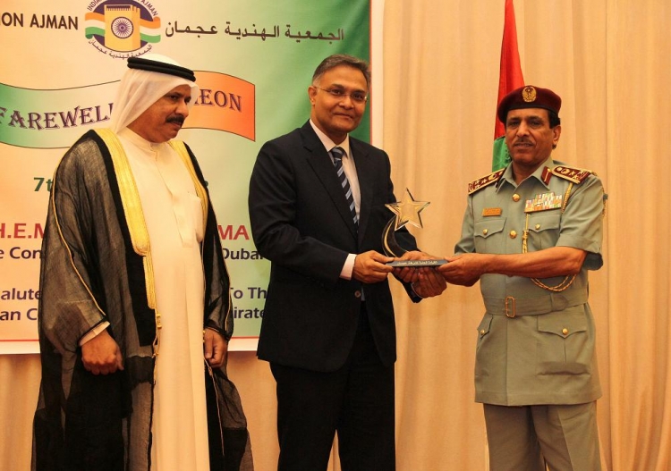 قائد عام شرطة عجمان يكرم القنصل الهندي