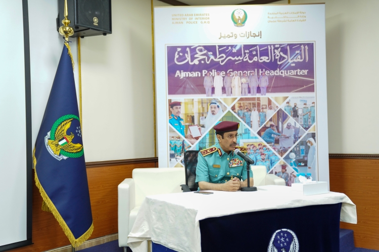 ضمن مبادرة ساعة مع القائد قائد عام شرطة عجمان يناقش سبل تعزيز جودة العمل مع الموظفين