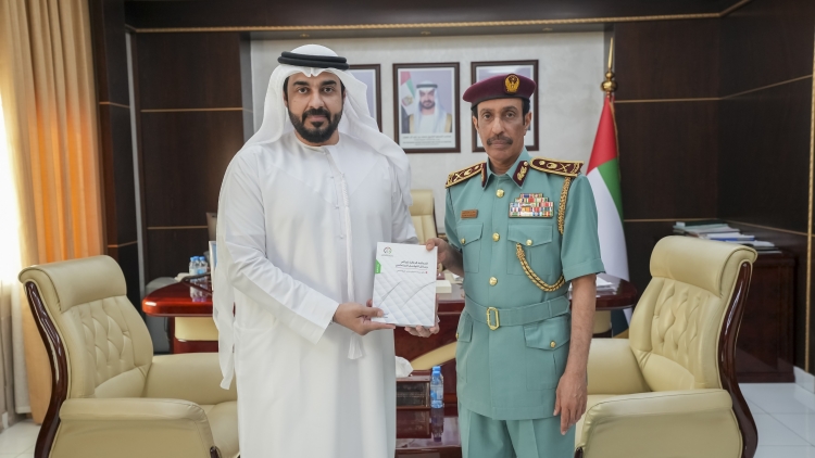 قائد عام شرطة عجمان يتلقى نسخة من شهادة الدكتوراه لضابط متقاعد