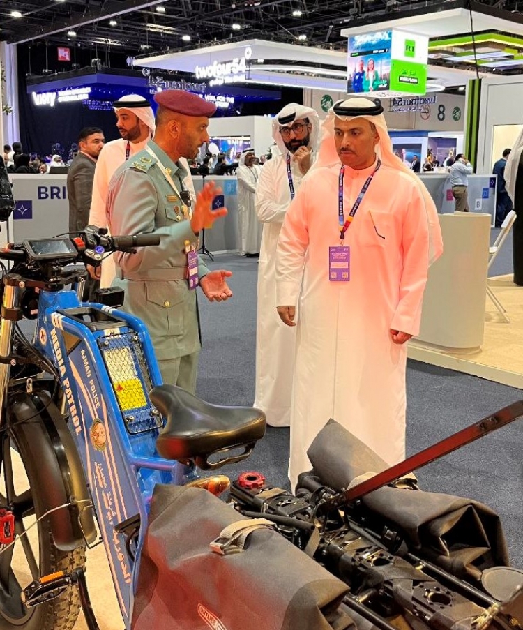 شرطة عجمان تستعرض ابتكاراتها وتحولها الرقمي في &quot;قمة بريدج 2025&quot;