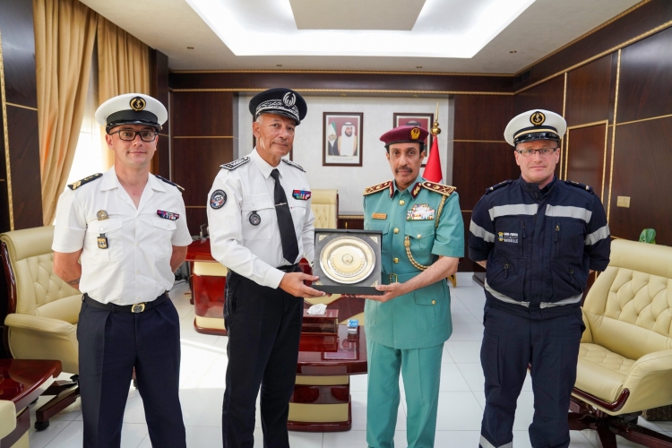 قائد عام شرطة عجمان يكرم الوفد الفرنسي لتعاونهم في تدريب عناصر الشرطة