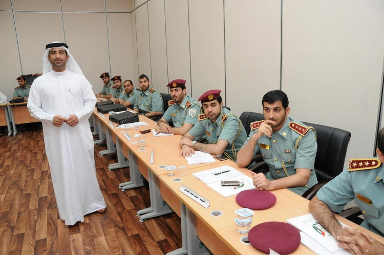 رئيس قسم الشؤون القانونية بشرطة عجمان يشارك في تقديم محاضرات دورة القيادة الأولى
