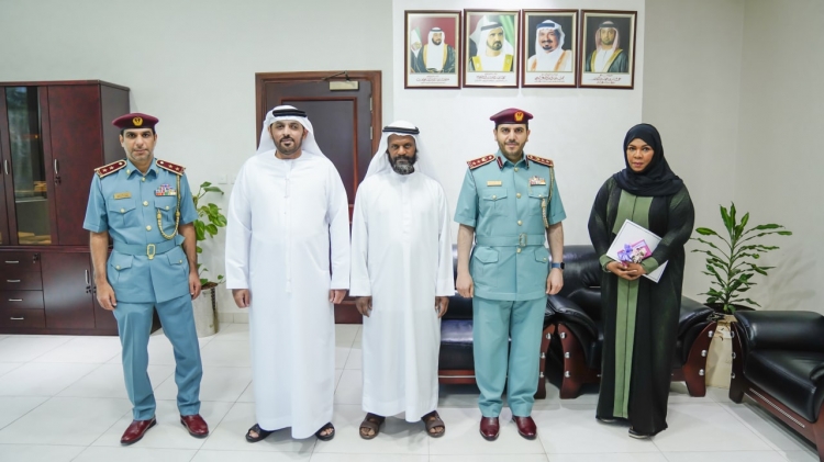 شرطة عجمان تكرم متقاعدي إدارة ترخيص الآليات والسائقين
