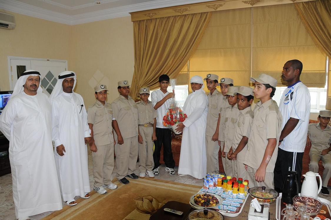 طلاب الدورة الصيفية يزورون أحد الطلاب المرضى بمنزله