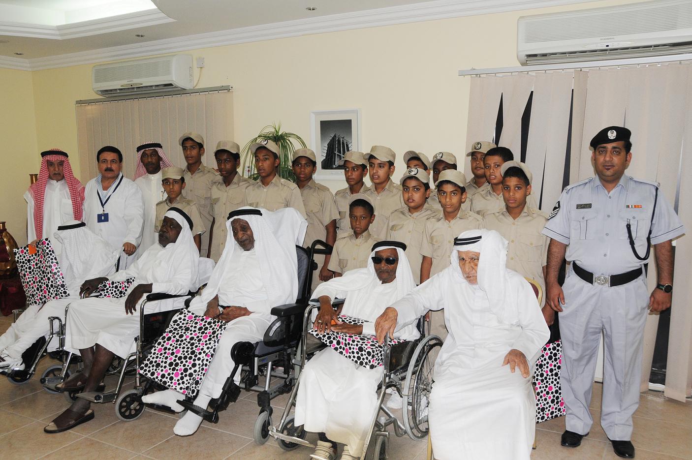 شرطة عجمان تنظم زيارة لطلاب الدورة الصيفية لدار رعاية المسنين
