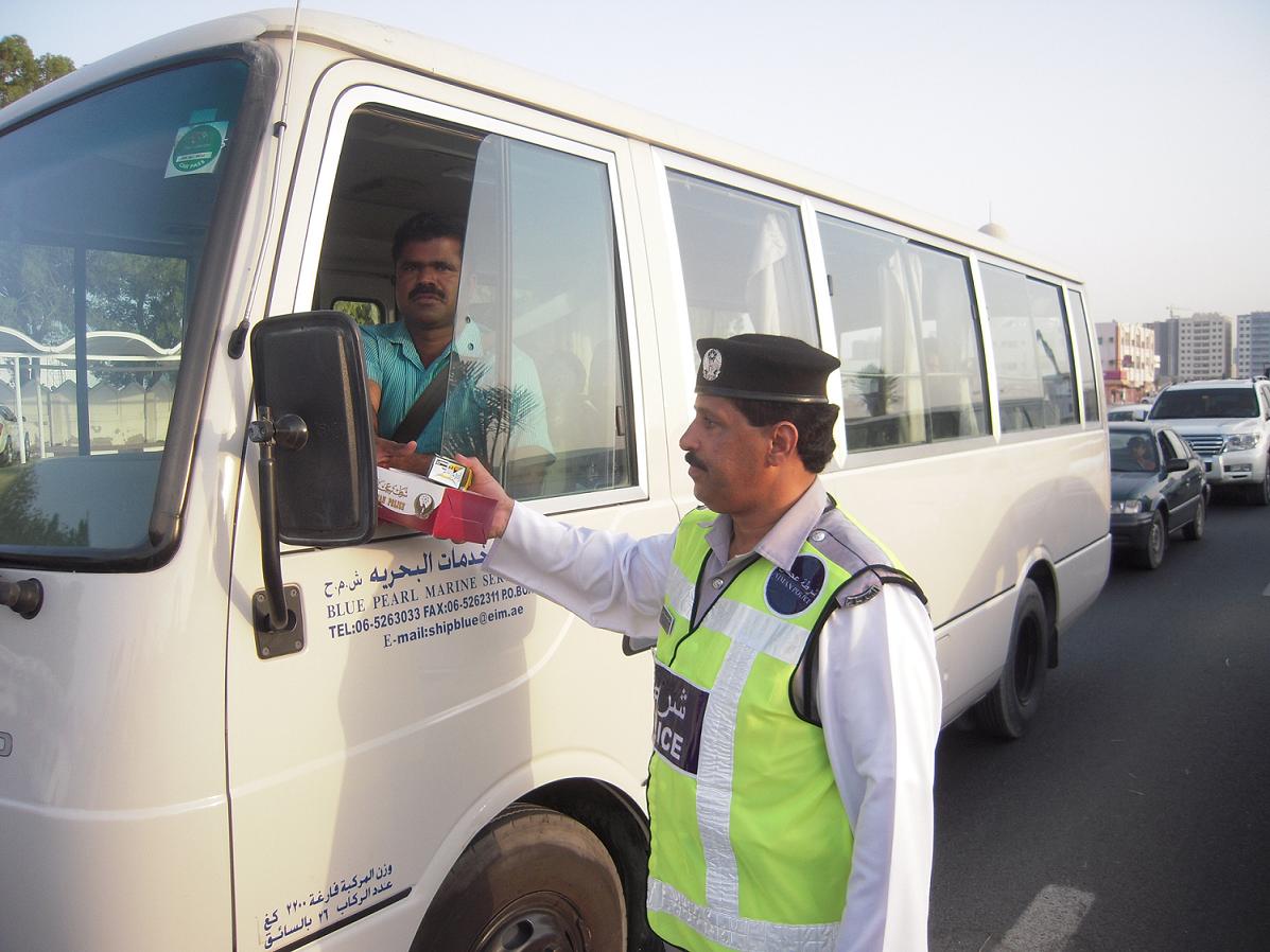 شرطة عجمان توزع وجبات افطار على سائقي المركبات