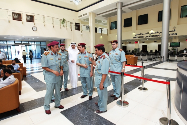 مدير عام شرطة عجمان يتفقد إدارة المرور والترخيص
