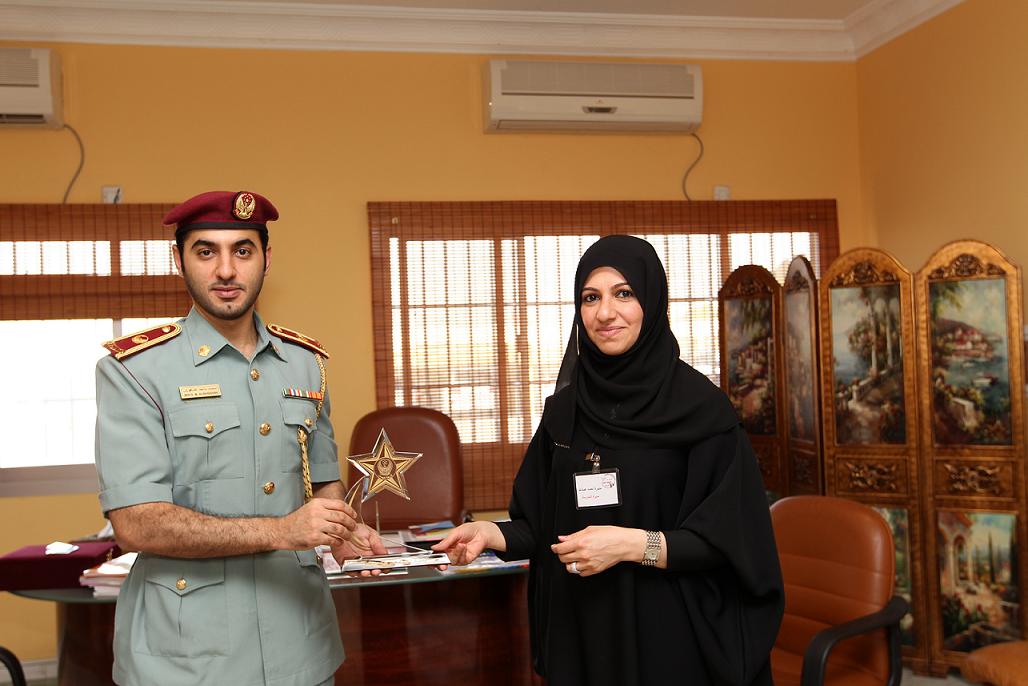 وفد من شرطة عجمان يزور مدرسة شيخة بنت سعيد