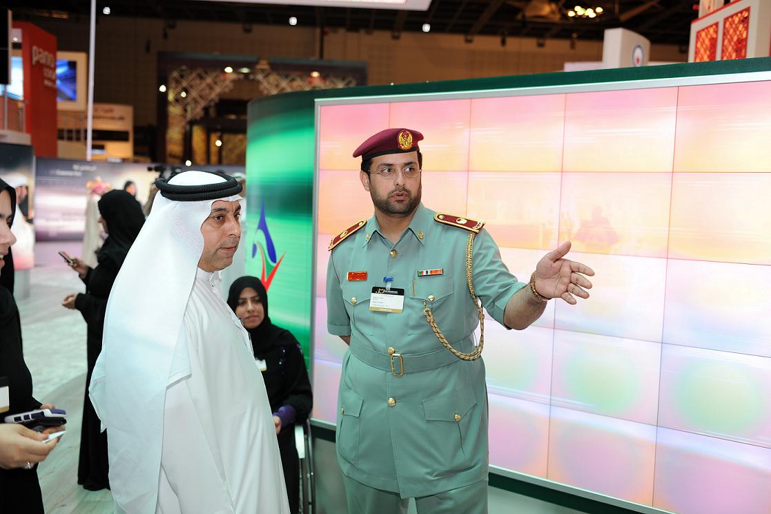 شرطة عجمان تعرض برنامج المقترحات والملاحظات في معرض جيتكس