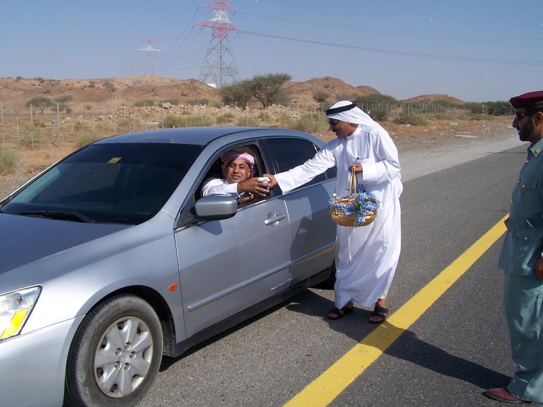 شرطة المنامة تشارك الجمهور إحتفالاتهم بعيد الأضحى المبارك