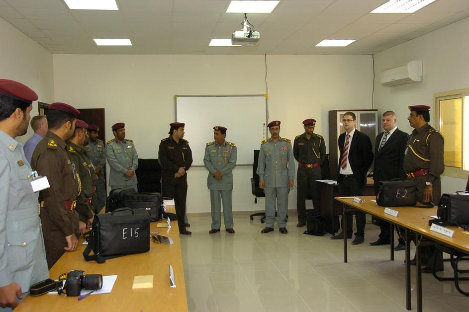 مدير عام شرطة عجمان يتفقد مبنى مسرح الجريمة  ويفتتح الدورة التأسيسية الأولى لفاحصي مسرح الجريمـة