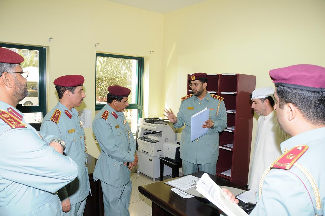 مدير عام شرطة عجمان يتفقد مركز شرطة المدينة