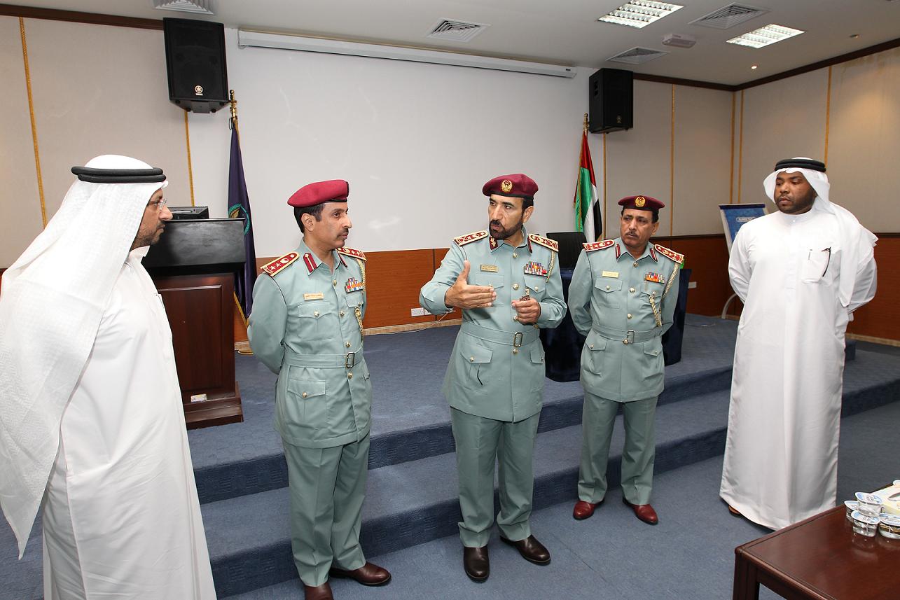 الشعفار يلتقي بضباط وأفراد إدارة البحث الجنائي بشرطة عجمان