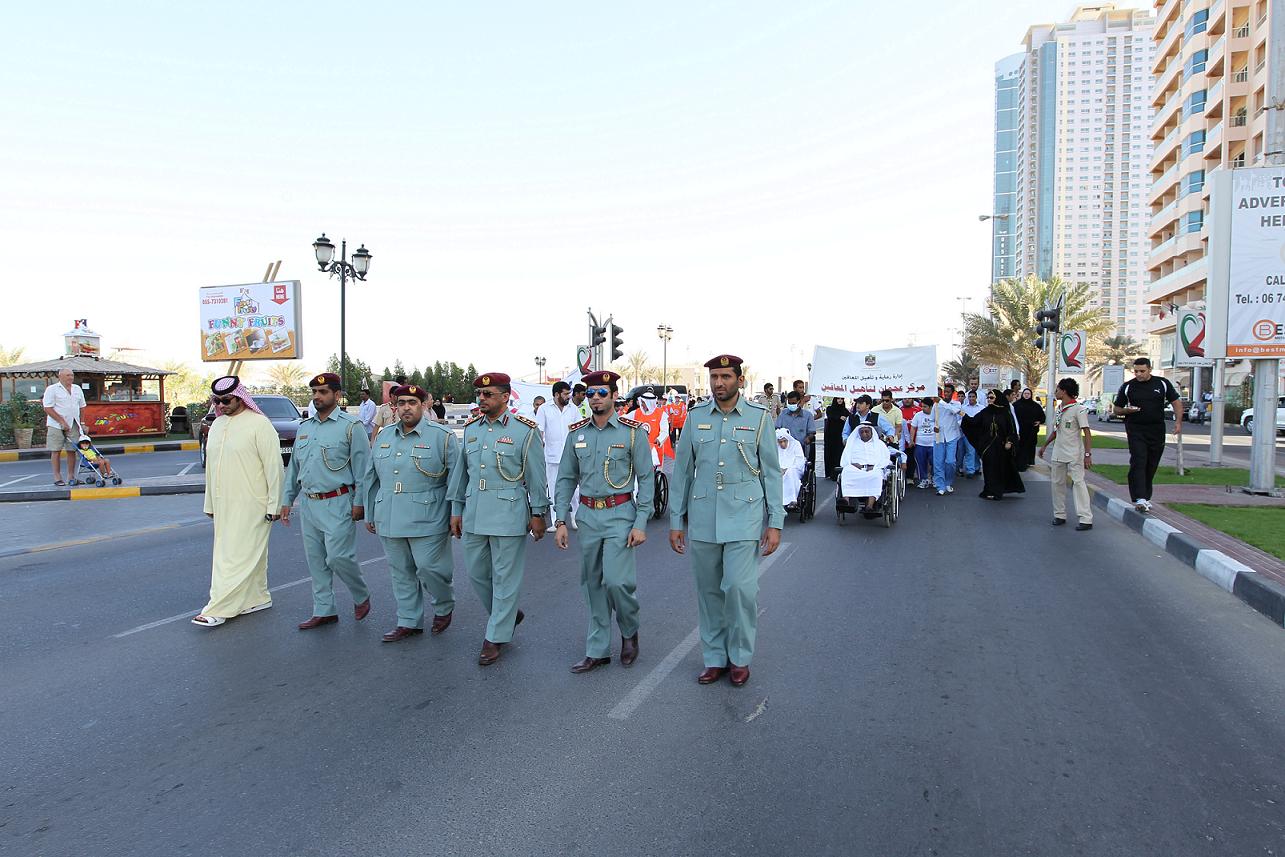 شرطة عجمان تنظم مسيرة على ضفاف كورنيش عجمان