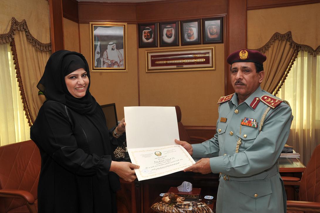 مدير عام شرطة عجمان يكرم الأم المثالية