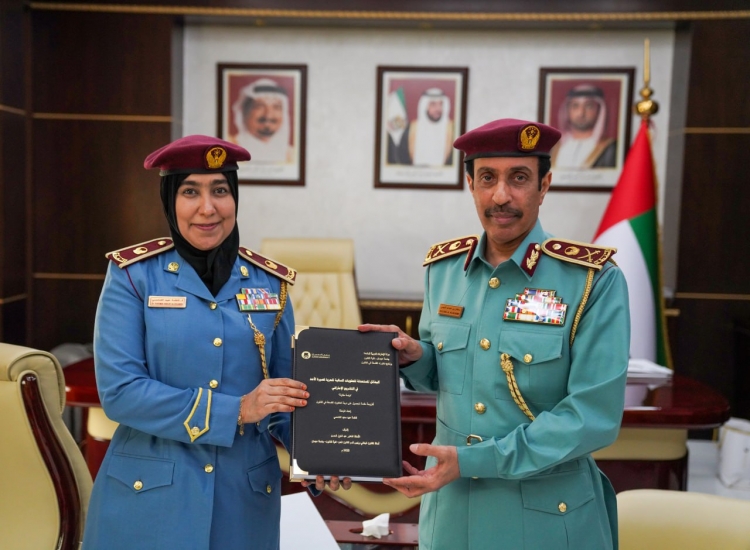 أول ضابط من العنصر النسائي تحصل على الدكتوراه في شرطة عجمان قائد عام شرطة عجمان يكرم موظفة لحصولها على درجة دكتوراه الفلسفة في القانون بدرجة امتياز
