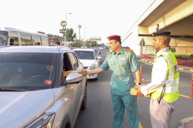 شرطة عجمان تنظم مبادرة لتوزيع وجبات إفطار للصائمين في طرق الامارة