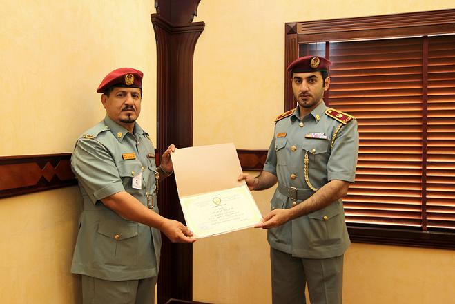 شرطة عجمان تكرم مدرب من الإدارة العامة للدفاع المدني