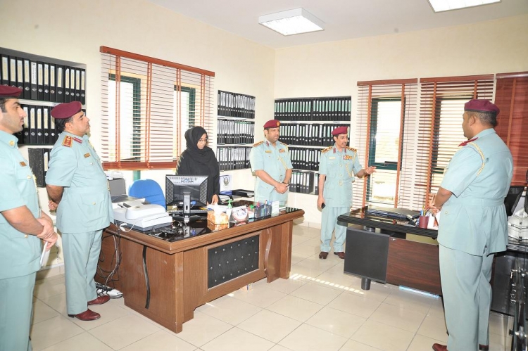قائد عام شرطة عجمان بالإنابة يتفقد مركز شرطة الحميدية الشامل  وإدارة مكافحة المخدرات