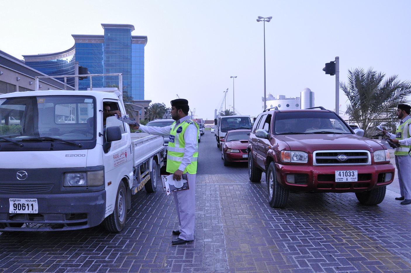 شرطة عجمان تنظم حملة لاتنه حياتك بحادث