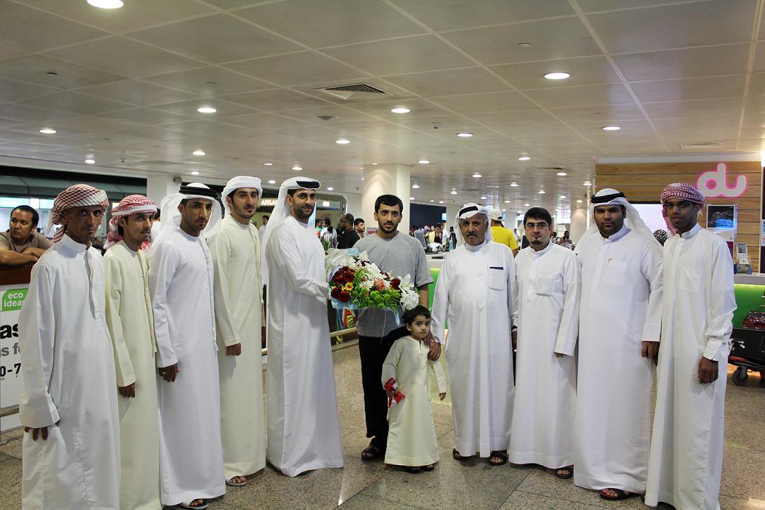 وفد من مركز شرطة النعيمية يستقبل المساعد  أول / حسن الشحـي  بمطار دبي الدولي  لتهنئته بالسلامة بعد رحلة العلاج
